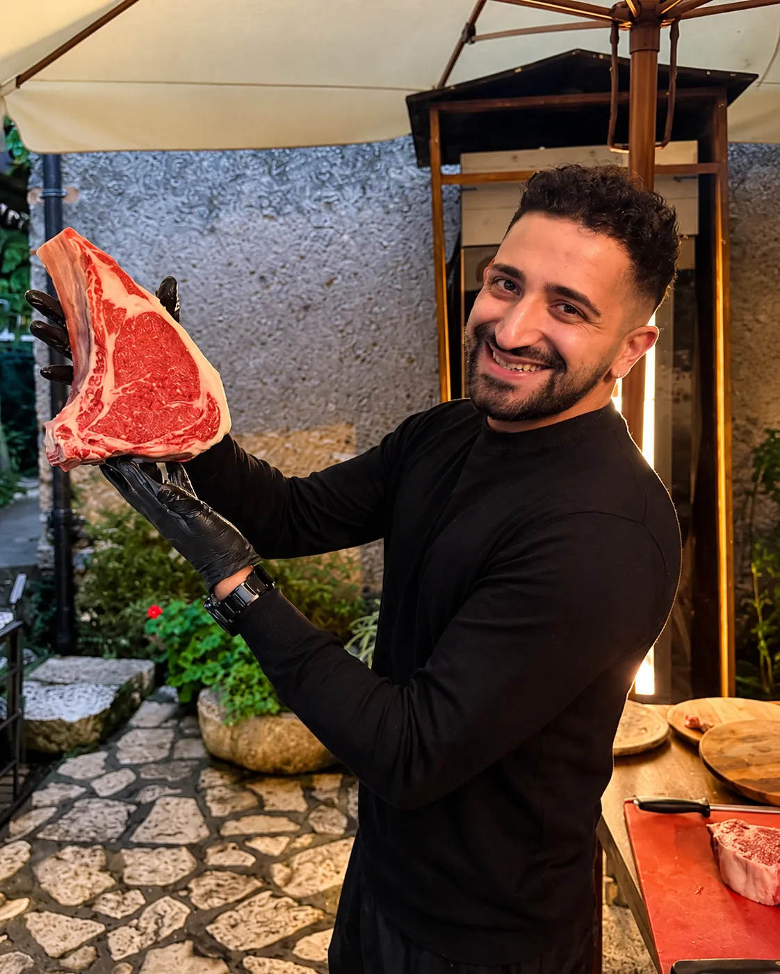 Il titolare mostra una costata frollata