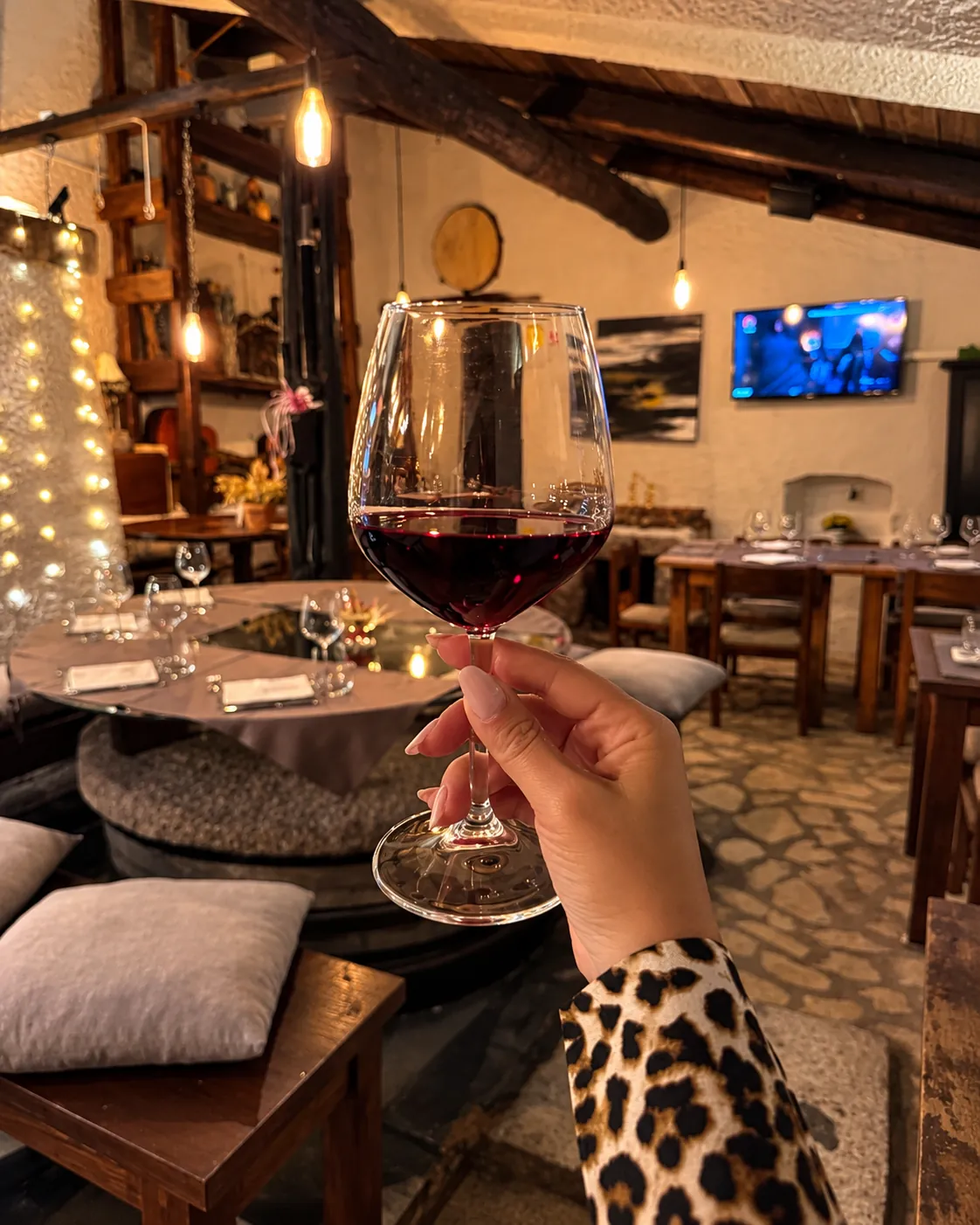 Un calice di rosso nella sala del mulino