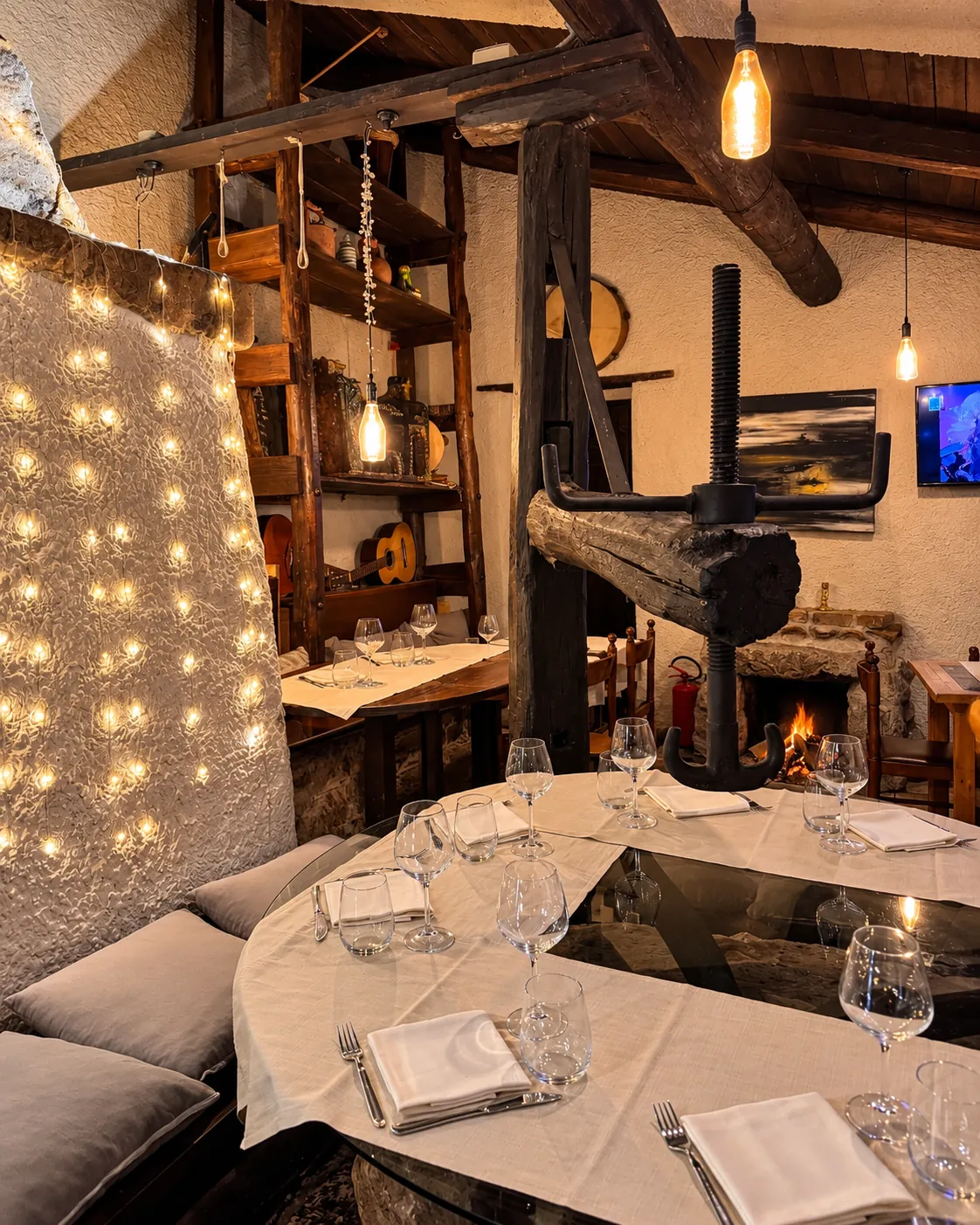 La sala con il vecchio torchio e il camino