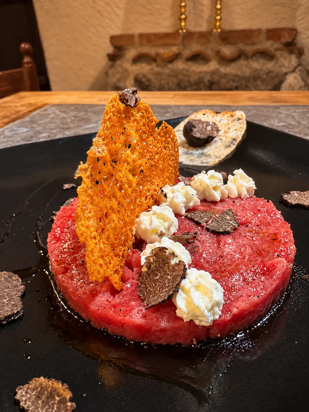 Tartare con tartufo e cialda di formaggio