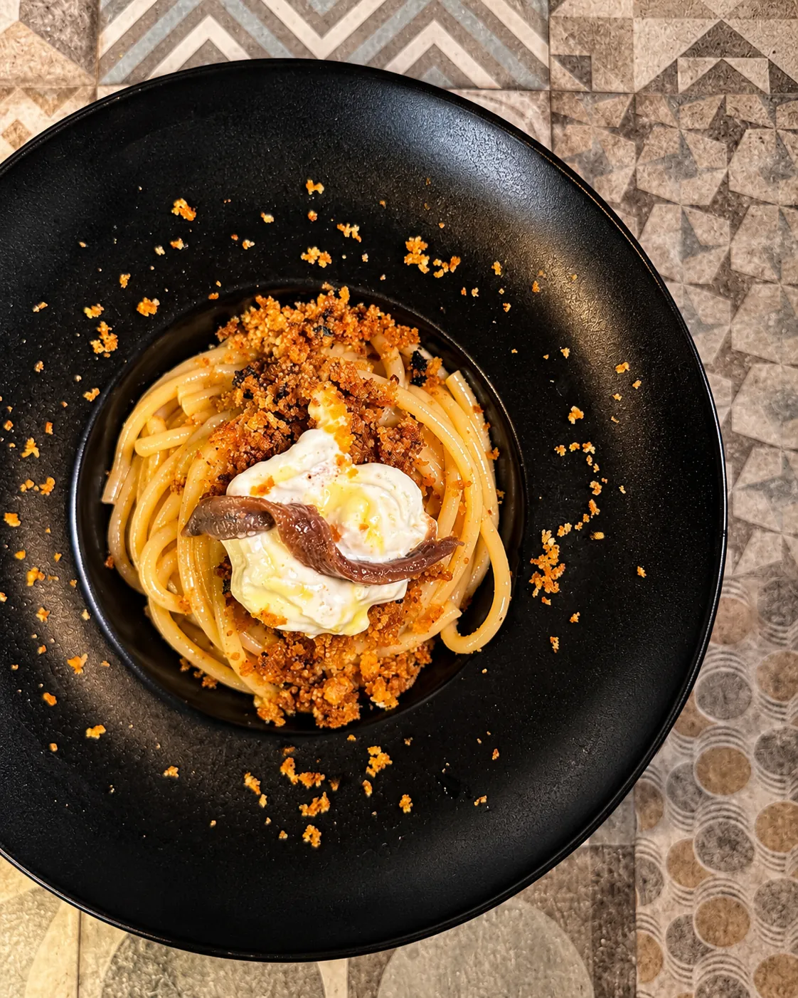 Spaghettoni con alici e mollica