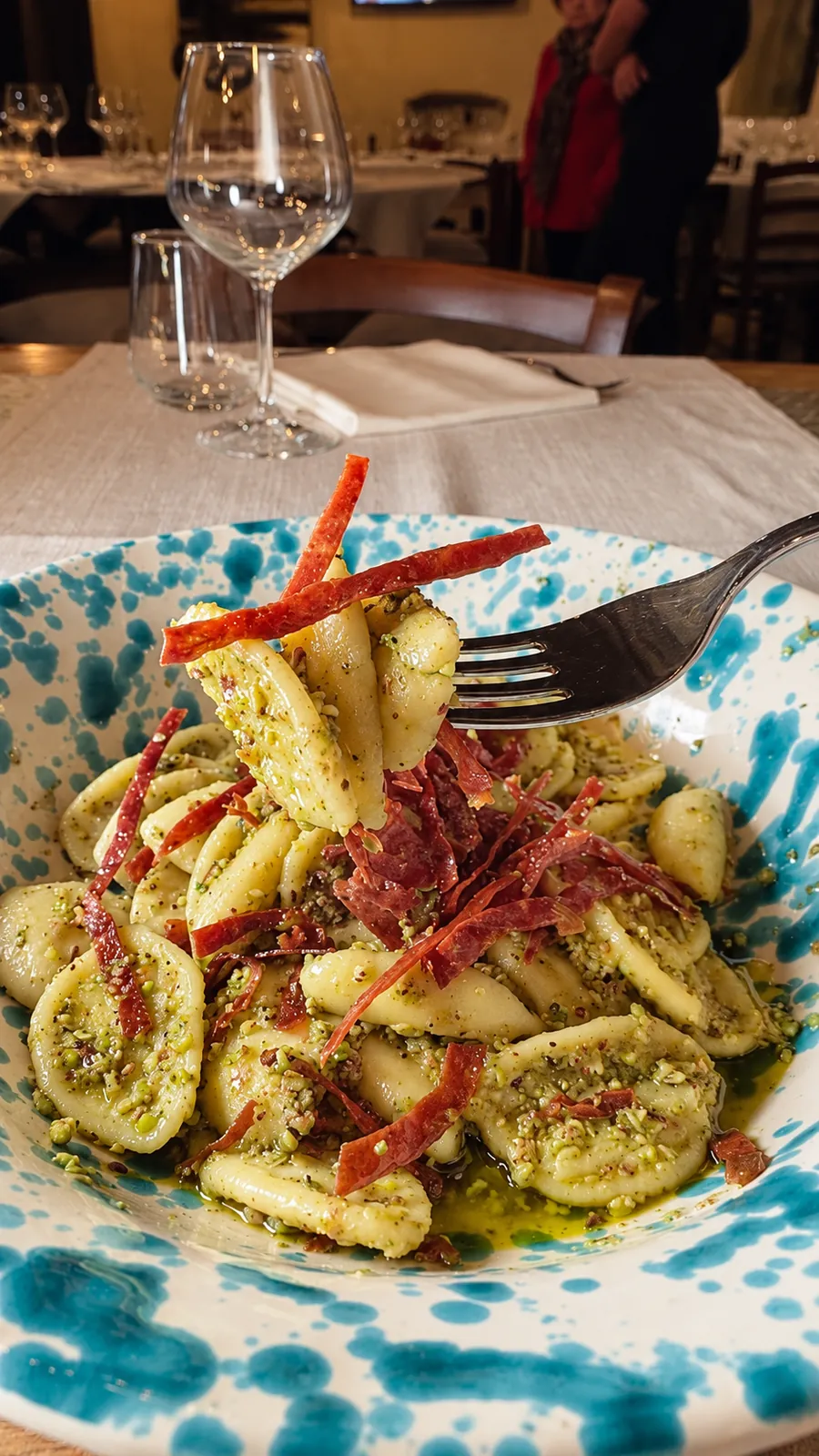 Orecchiette al pesto con salume croccante