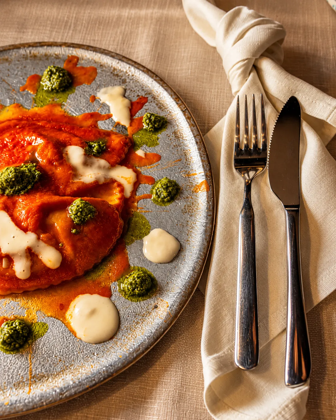 Ravioli con sugo e pesto