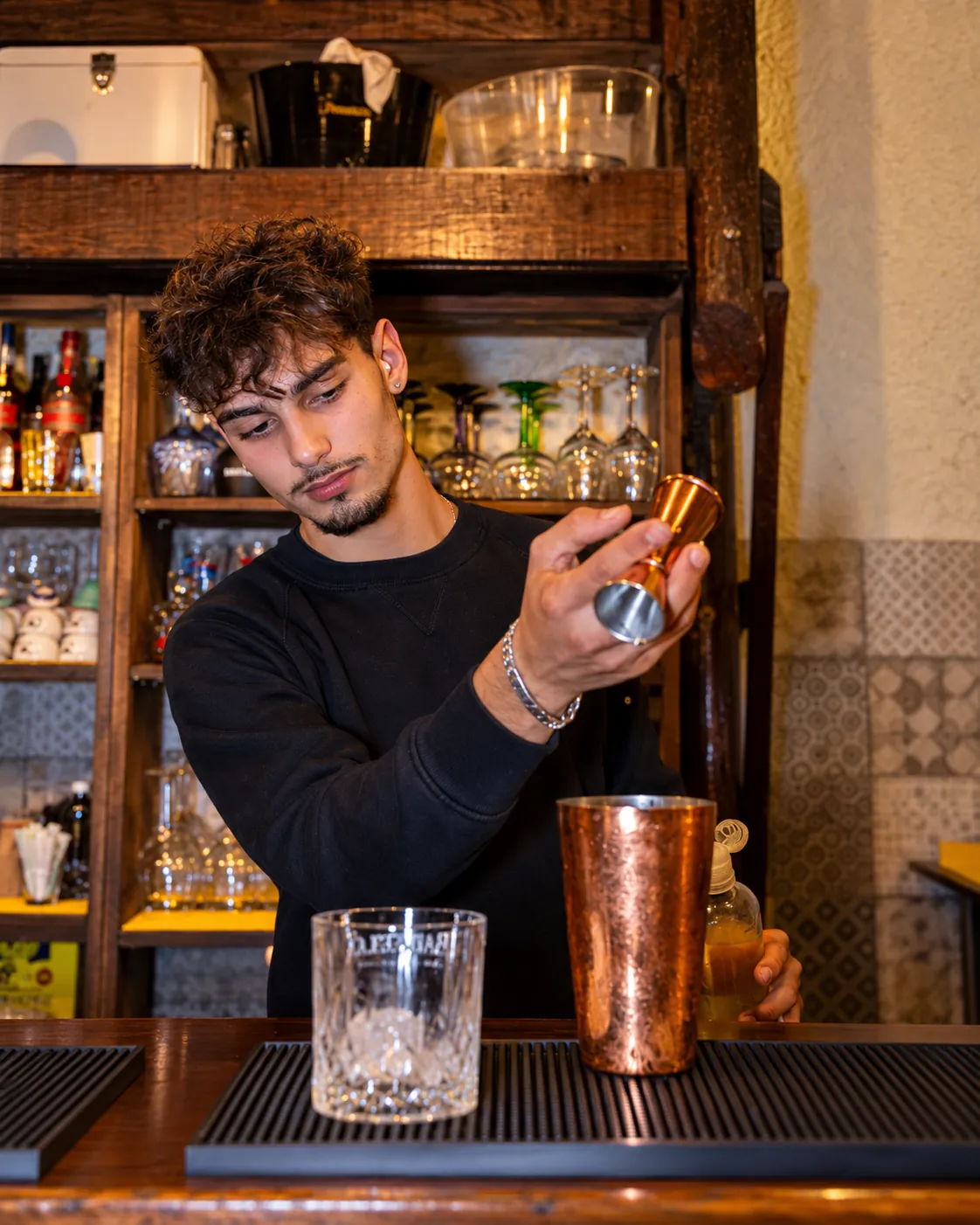Un cocktail preparato al bancone
