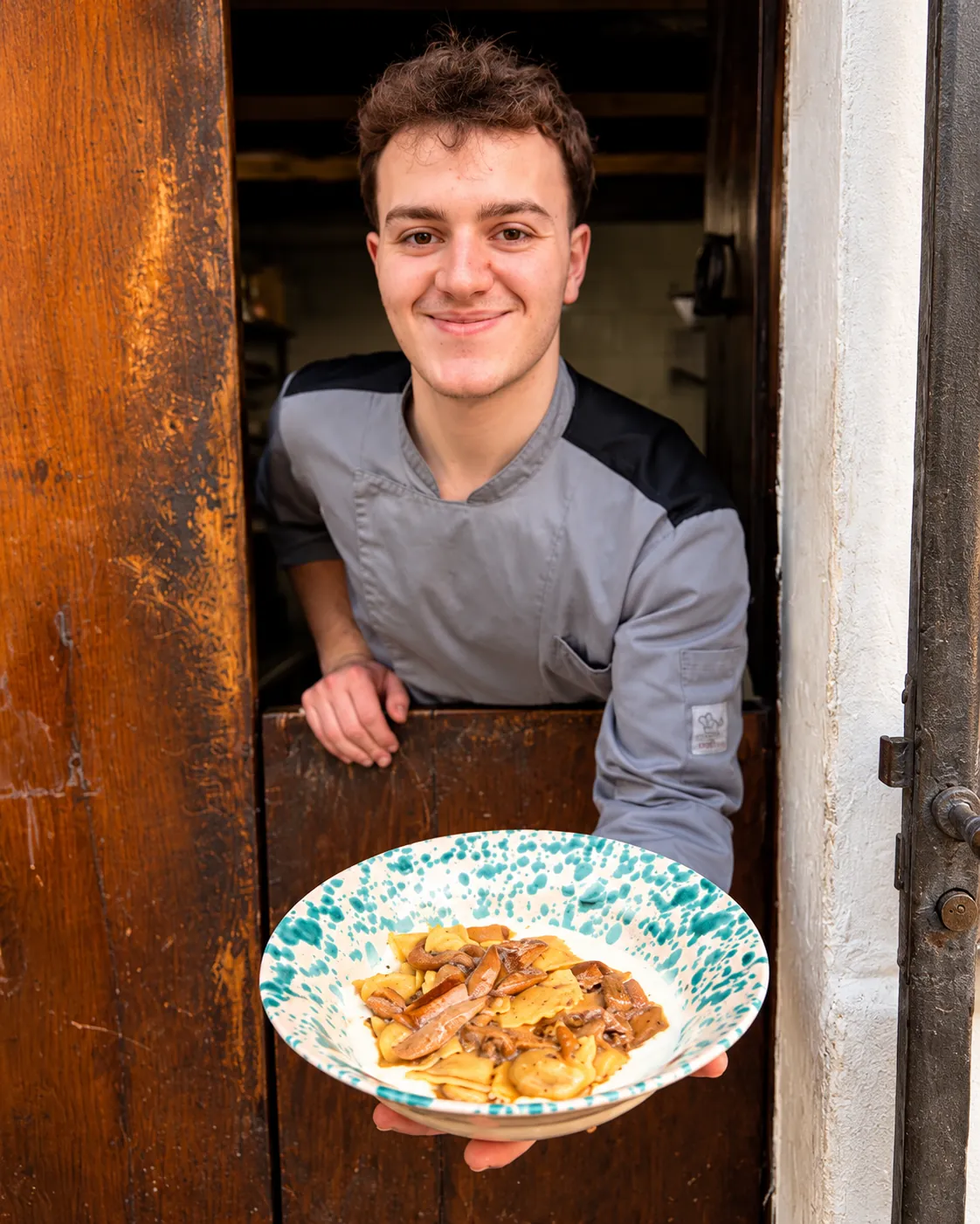 Il cuoco con un piatto di pasta