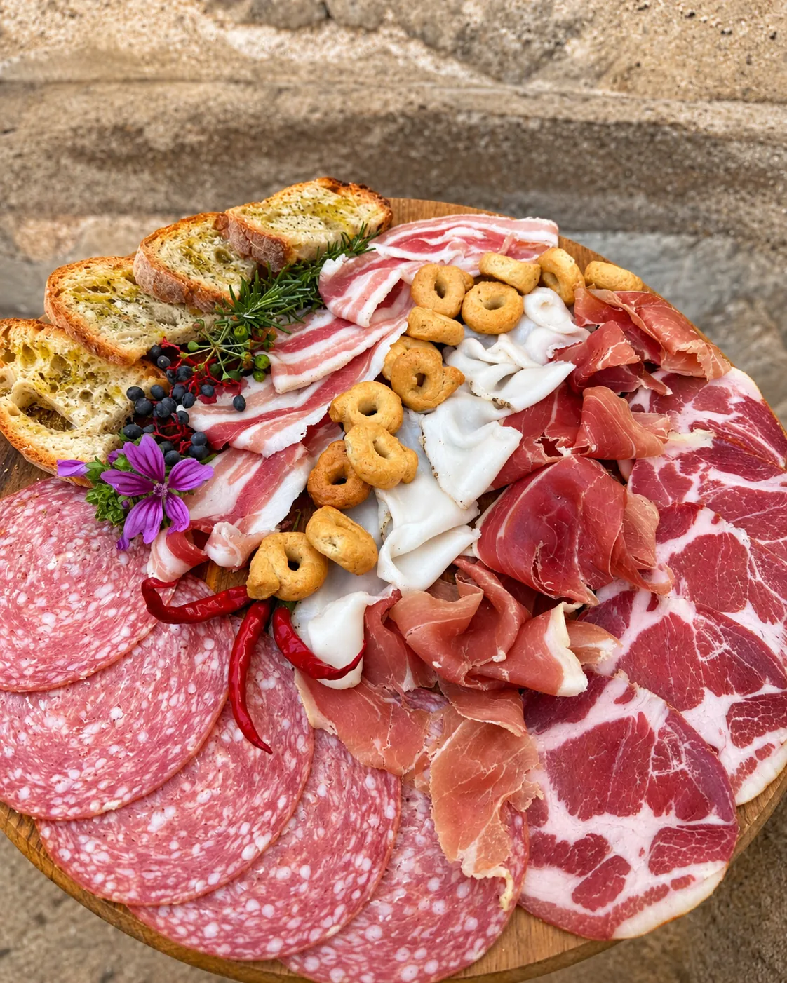 Tagliere di salumi con taralli