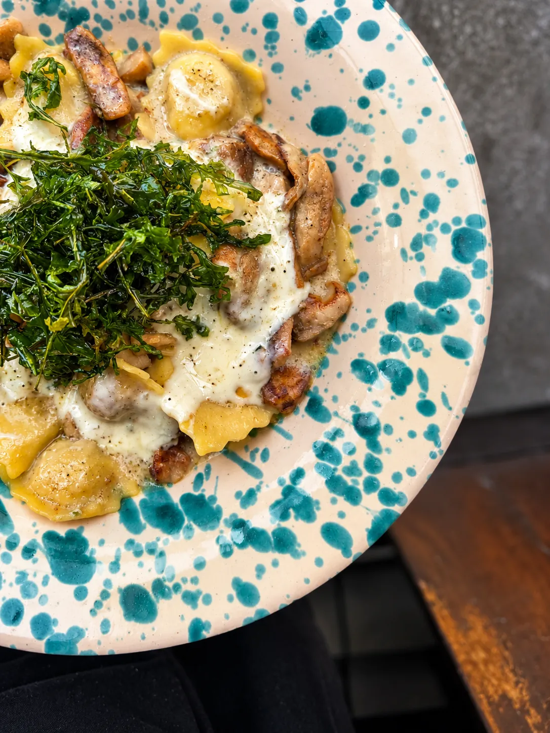 Ravioli con funghi e rucola