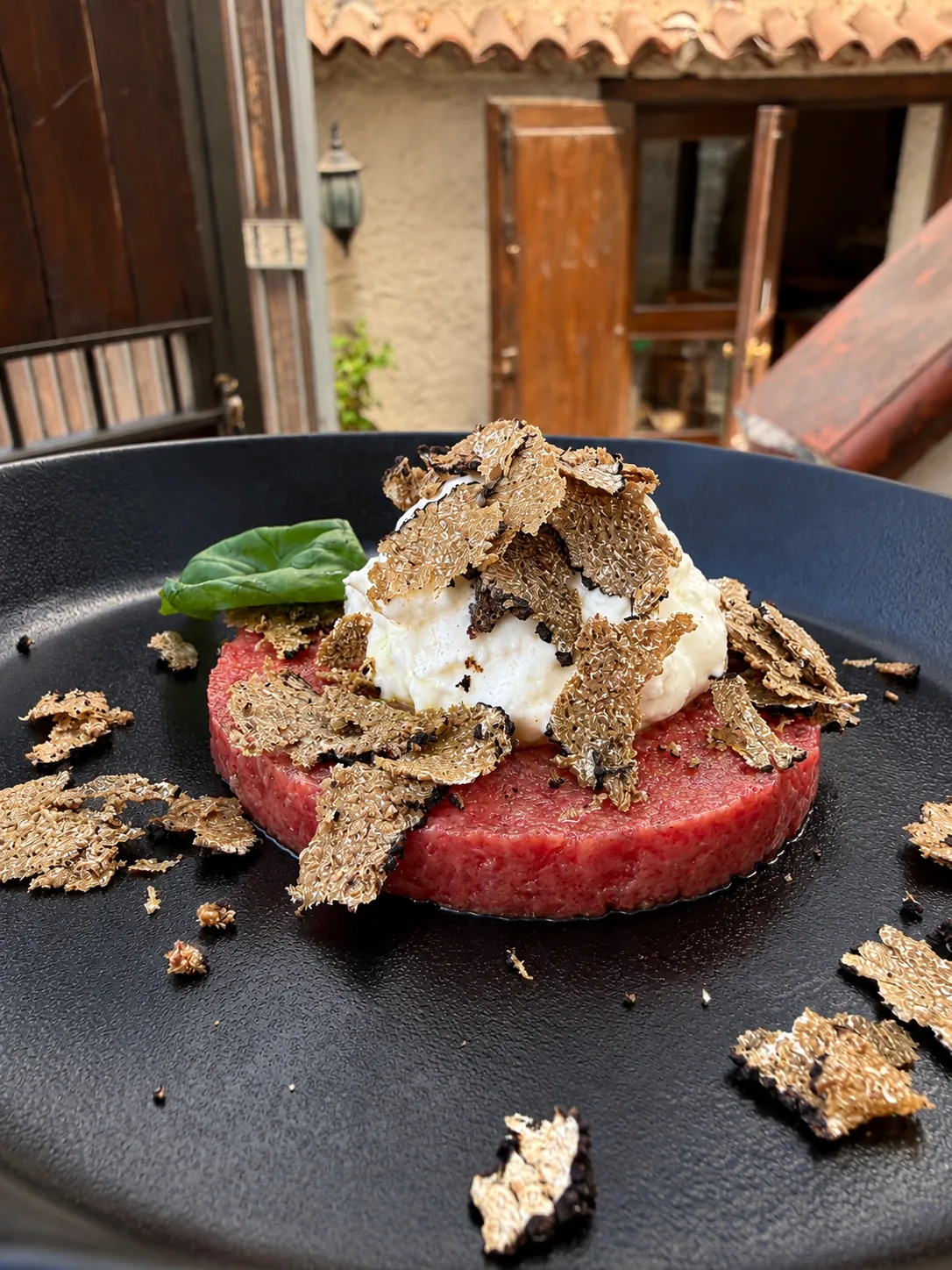 Tartare con stracciatella e tartufo